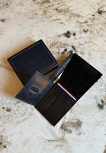 Cargar imagen en el visor de la galería, Billetera de cuero para hombre, color negro, marca Tommy Hilfiger
