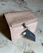 Cargar imagen en el visor de la galería, Billetera para mujer Tommy Hilfiger color rosado