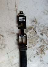 Cargar imagen en el visor de la galería, Cinturón de cuero para hombre, reversible negro/marrón, marca Steve Madden, estilo casual y de vestir para uso diario. Modelo A