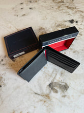 Cargar imagen en el visor de la galería, Billetera de cuero para hombre, color negro, marca Tommy Hilfiger
