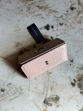 Cargar imagen en el visor de la galería, Billetera para mujer Tommy Hilfiger color rosado