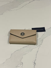 Cargar imagen en el visor de la galería, Billetera para mujer Tommy Hilfiger color beige
