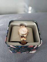 Cargar imagen en el visor de la galería, Reloj para mujer, moderno y sofisticado, rose gold, acero inoxidable, case mediano 30mm.
