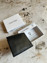 Cargar imagen en el visor de la galería, Billetera de cuero para hombre, color negro, marca Calvin Klein