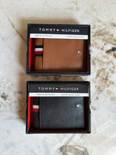 Cargar imagen en el visor de la galería, Billetera de cuero para hombre, color marrón oscuro, marca Tommy Hilfiger