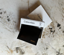 Cargar imagen en el visor de la galería, Billetera de cuero para hombre, color negro, marca Calvin Klein