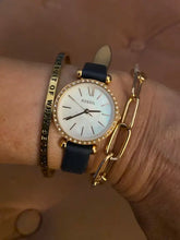 Cargar imagen en el visor de la galería, Reloj para mujer color rose gold, con correa de cuero color azul marino y dial blanco madre perla