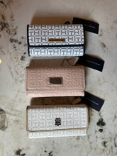 Cargar imagen en el visor de la galería, Billetera para mujer Tommy Hilfiger color rosado