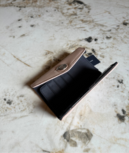 Cargar imagen en el visor de la galería, Billetera para mujer Tommy Hilfiger color rosado