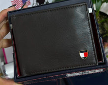 Cargar imagen en el visor de la galería, Billetera de cuero para hombre, color negro, marca Tommy Hilfiger