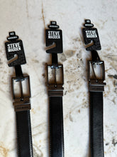 Cargar imagen en el visor de la galería, Cinturón de cuero para hombre, reversible negro/marrón, marca Steve Madden, estilo casual y de vestir para uso diario. Modelo A