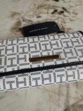 Cargar imagen en el visor de la galería, Billetera para mujer color azul Tommy Hilfiger