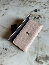 Cargar imagen en el visor de la galería, Billetera para mujer Tommy Hilfiger color rosado