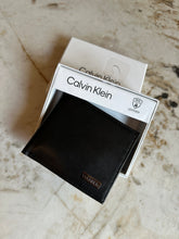 Cargar imagen en el visor de la galería, Billetera de cuero para hombre, color negro, marca Calvin Klein