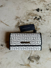 Cargar imagen en el visor de la galería, Billetera para mujer color azul Tommy Hilfiger