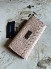 Cargar imagen en el visor de la galería, Billetera para mujer Tommy Hilfiger color rosado