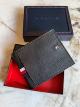 Cargar imagen en el visor de la galería, Billetera de cuero para hombre, color marrón oscuro, marca Tommy Hilfiger