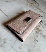 Cargar imagen en el visor de la galería, Billetera para mujer Tommy Hilfiger color rosado