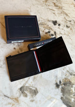 Cargar imagen en el visor de la galería, Billetera de cuero para hombre, color negro, marca Tommy Hilfiger