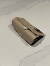 Cargar imagen en el visor de la galería, Billetera para mujer Tommy Hilfiger color beige