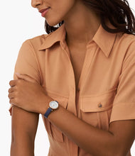 Cargar imagen en el visor de la galería, Reloj para mujer color rose gold, con correa de cuero color azul marino y dial blanco madre perla