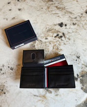 Cargar imagen en el visor de la galería, Billetera de cuero para hombre, color negro, marca Tommy Hilfiger