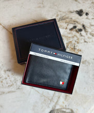 Cargar imagen en el visor de la galería, Billetera de cuero para hombre, color negro, marca Tommy Hilfiger