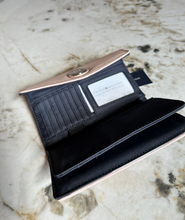 Cargar imagen en el visor de la galería, Billetera para mujer Tommy Hilfiger color rosado