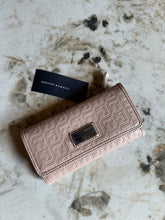Cargar imagen en el visor de la galería, Billetera para mujer Tommy Hilfiger color rosado