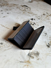 Cargar imagen en el visor de la galería, Billetera para mujer color azul Tommy Hilfiger