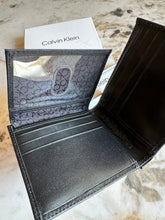 Cargar imagen en el visor de la galería, Billetera de cuero para hombre, color negro, marca Calvin Klein