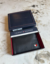 Cargar imagen en el visor de la galería, Billetera de cuero para hombre, color negro, marca Tommy Hilfiger