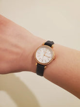 Cargar imagen en el visor de la galería, Reloj para mujer color rose gold, con correa de cuero color azul marino y dial blanco madre perla