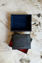 Cargar imagen en el visor de la galería, Billetera de cuero para hombre Tommy Hilfiger
