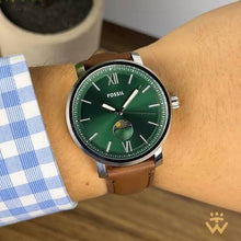 Cargar imagen en el visor de la galería, Reloj para hombre multifunción, esfera verde y correa de cuero marrón. Caja plateada de 43 mm.