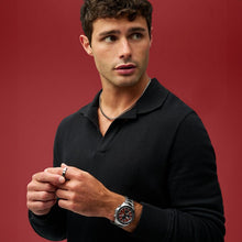 Cargar imagen en el visor de la galería, Reloj para hombre Fossil multifunción, esfera roja con detalles negros y pulsera de acero inoxidable plateado. Caja de 42 mm.