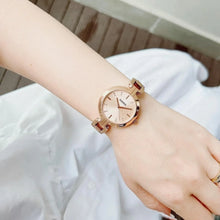 Cargar imagen en el visor de la galería, Reloj para mujer, color rose gold, acero inoxidable, case mediano 32 mm.