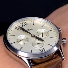 Cargar imagen en el visor de la galería, Reloj para hombre multifunción, esfera color crema satinada y correa de cuero marrón. Caja de acero inoxidable plateado de 44 mm.