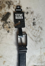 Cargar imagen en el visor de la galería, Cinturón de cuero para hombre, reversible negro/marrón, marca Steve Madden, estilo casual y de vestir para uso diario. Modelo A