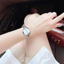 Cargar imagen en el visor de la galería, Reloj para mujer, dos tonos silver & gold, acero inoxidable, case mediano 32 mm.