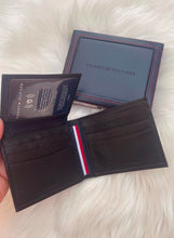 Cargar imagen en el visor de la galería, Billetera de cuero para hombre, color negro, marca Tommy Hilfiger