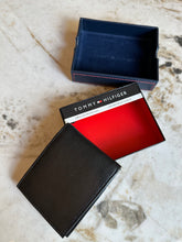 Cargar imagen en el visor de la galería, Billetera de cuero para hombre Tommy Hilfiger
