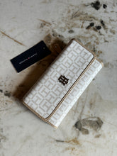 Cargar imagen en el visor de la galería, Billetera para mujer color beige Tommy Hilfiger