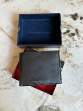 Cargar imagen en el visor de la galería, Billetera de cuero para hombre Tommy Hilfiger