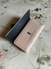 Cargar imagen en el visor de la galería, Billetera para mujer Tommy Hilfiger color rosado