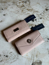 Cargar imagen en el visor de la galería, Billetera para mujer Tommy Hilfiger color rosado