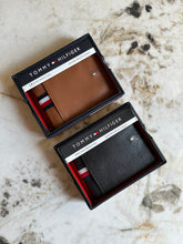 Cargar imagen en el visor de la galería, Billetera de cuero para hombre, color marrón oscuro, marca Tommy Hilfiger