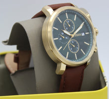 Cargar imagen en el visor de la galería, Reloj para hombre multifunción, esfera verde y correa de cuero marrón. Caja dorada de 43 mm.