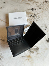 Cargar imagen en el visor de la galería, Billetera de cuero para hombre, color negro, marca Calvin Klein