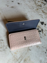 Cargar imagen en el visor de la galería, Billetera para mujer Tommy Hilfiger color rosado